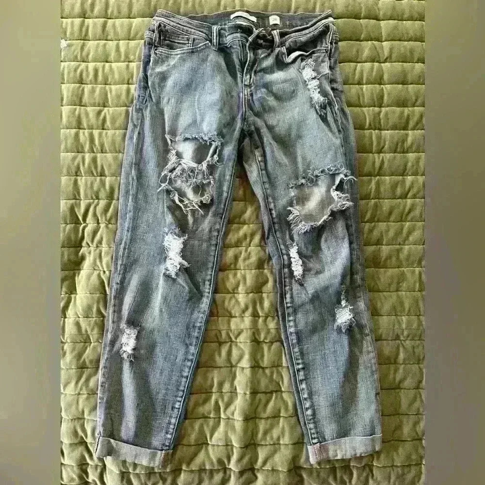 SP black label distressed boyfriend Jean size 28 missing button